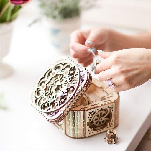 UGEARS Kincsesláda mechanikus modell