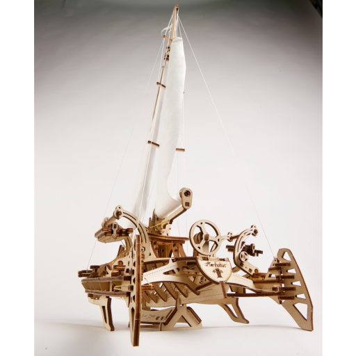 UGEARS Trimarán hajó - mechanikus modell