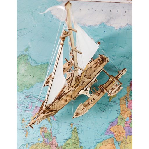 UGEARS Trimarán hajó - mechanikus modell