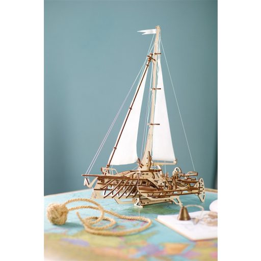 UGEARS Trimarán hajó - mechanikus modell